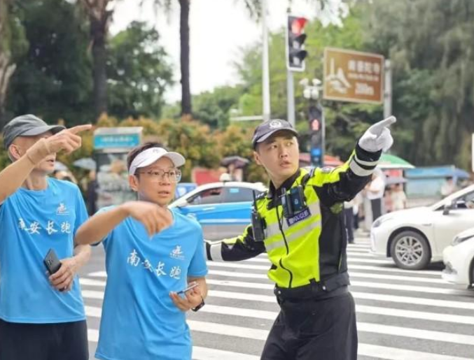 福建交警暑期護航旅游 科技人文雙驅(qū)守護八方游客